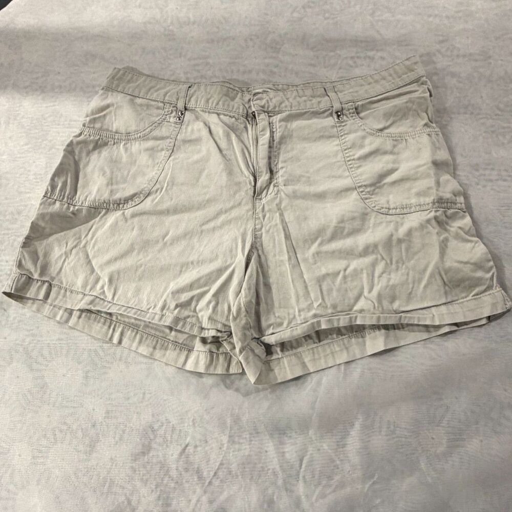 Lee Women’s Size 16 Just Below Waist Khaki Cotton Chino Shorts
